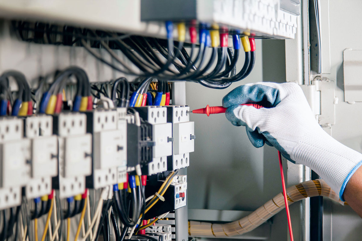 Elektriker bei der Arbeit &ndash; esz elektroservice zehnder, Region Thun